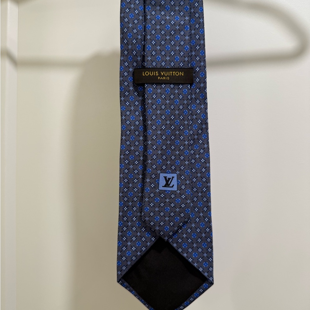 Louis Vuitton Luxury Silk Blue and Gray Patterned Men’s Necktie - Picture 4 of 4